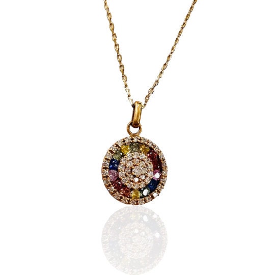 Cadena y colgante de oro amarillo de 18 kilates con diamantes de 0.26 quilates en total y zafiros multicolor Cachemira. El zafiro de Cachemira es considerado como una de las variedades del zafiro más valoradas, escasas y bellas del mundo. 