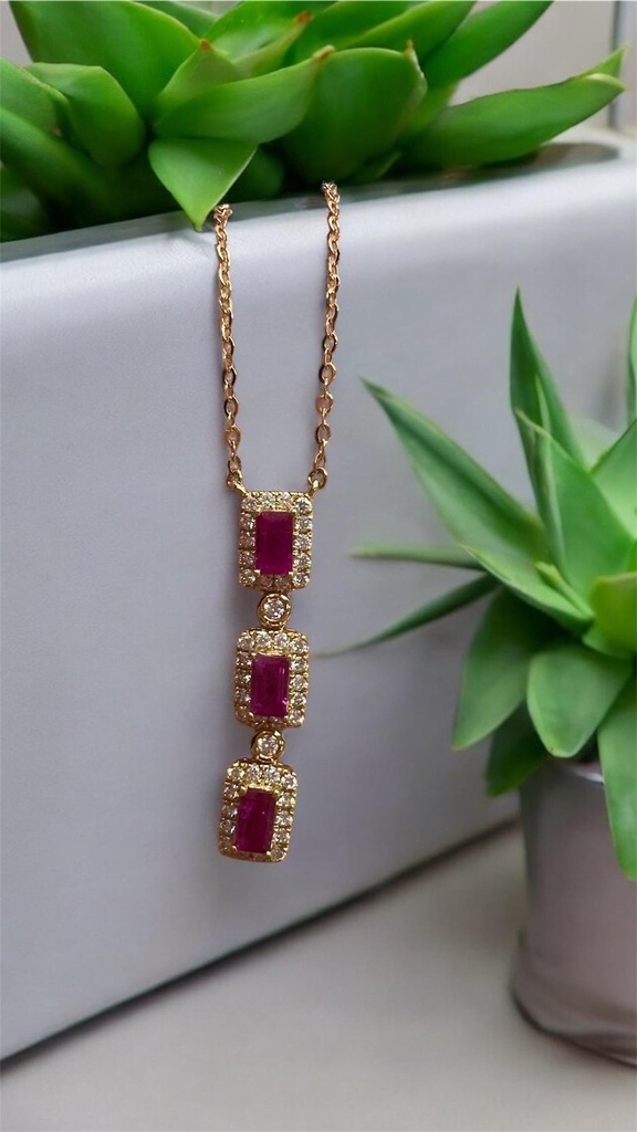 COLLAR de Oro Amarillo de 18 kilates con 3 Rubíes y Brillantes 