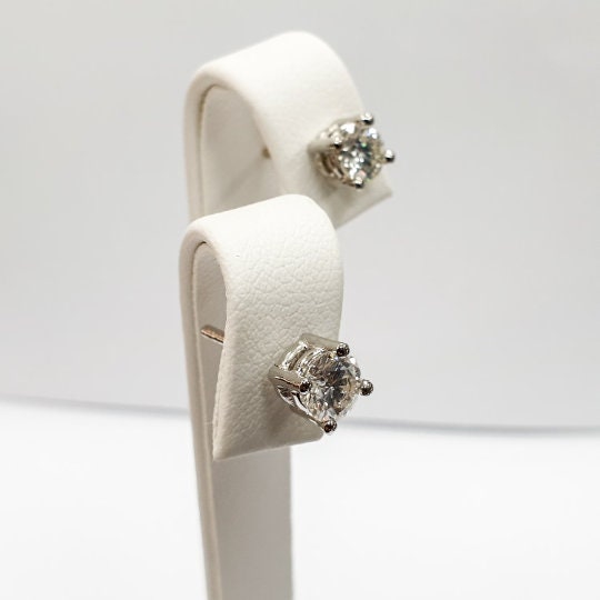 Pendientes de Oro 18k Oro Blanco y Diamantes de 0.30 KILATES Cada uno o 0.60 KILATES En Total Color H Pureza VS1