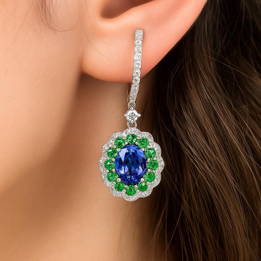 PENDIENTES con un Zafiro central rodeado de  Esmeraldas y Brillantes, Preciosos pendientes de Oro blanco de 18 kilates con cierre catalán
