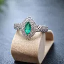 ANILLO ORO Blanco de 18 Kilates con Brillantes y Esmeralda lanzadera