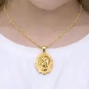 MEDALLA Flor Virgen Niña de Oro Amarillo 18 kilates