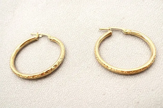 ARGOLLAS REDONDAS de ORO Amarillo de 18 kilates labradas