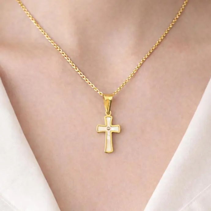 COLGANTE CRUZ Nácar, Oro Amarillo 18 kilates y un brillante