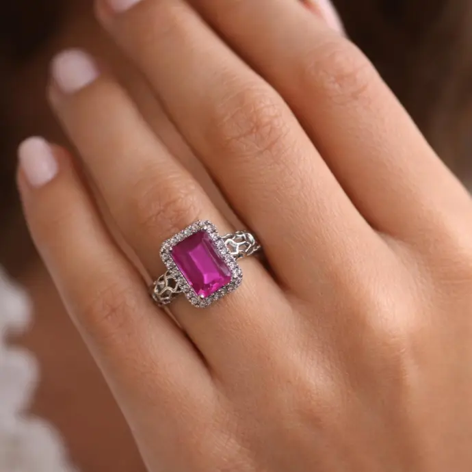 ANILLO de RUBÍ  y BRILLANTES de Oro blanco de 18 kilates