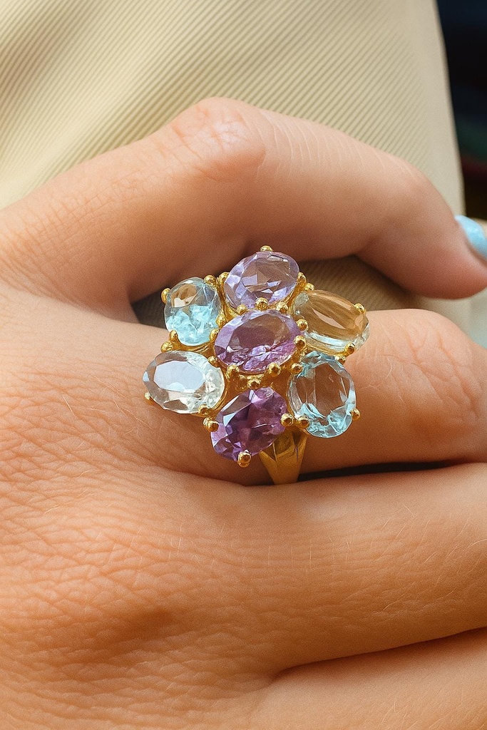 Precioso ANILLO en forma de Flor de Aguamarina y Amatista en Oro amarillo de 18 k