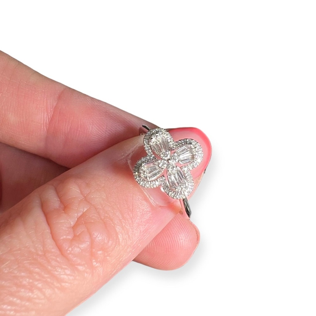 ANILLO ORO Blanco de 18 Kilates con Brillantes  en forma de Trébol/Flor