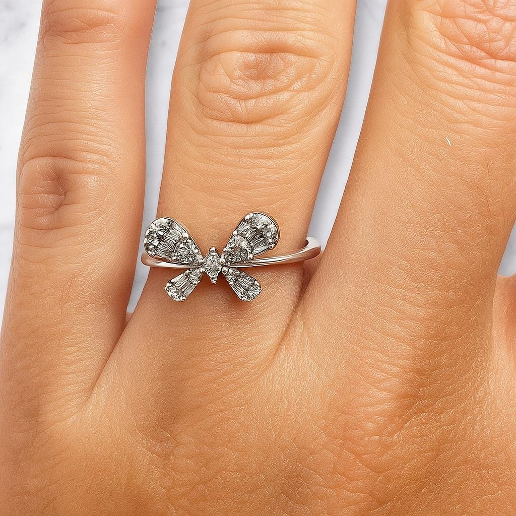 ANILLO ORO Blanco de 18 Kilates con Brillantes  en forma de mariposa