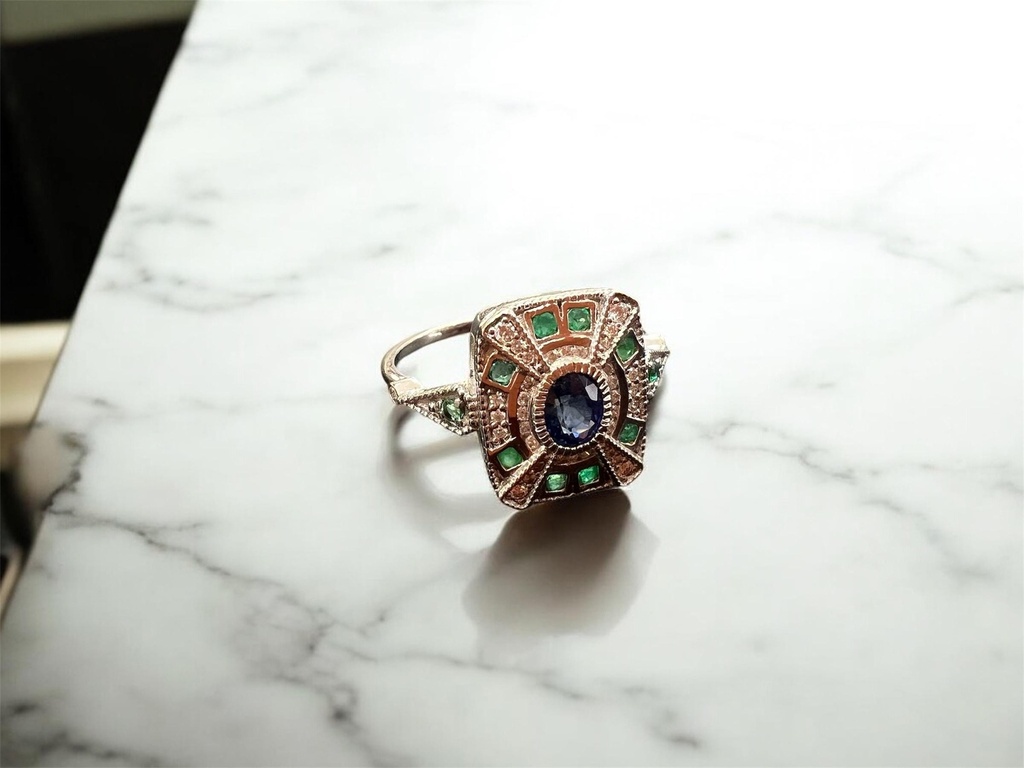 ANILLO de Zafiro central rodeado de  Esmeraldas y Brillantes, Precioso anillo de Oro blanco de 18 kilates 