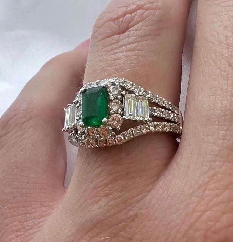 ANILLO de ESMERALDA Rectangular Colombiana y BRILLANTES en Oro Blanco 18 k