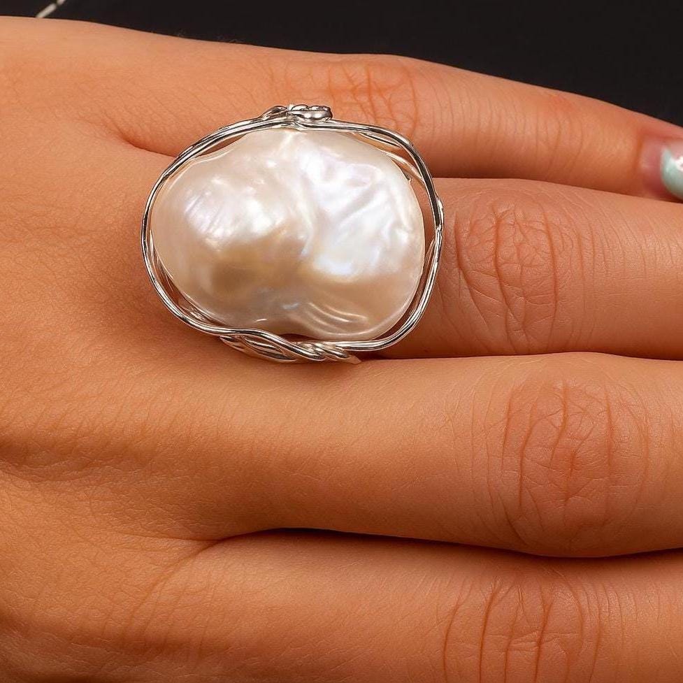 PRECIOSO ANILLO de PERLA Cultivada Barroca Natural y Oro Blanco de 18 Kilates