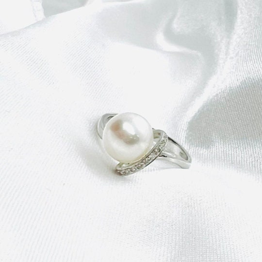 ANILLO de PERLA CULTIVADA Japonesa y Brillantes de 0.05 kilates cada uno, Anillo de Oro Blanco de 18 Kilates, Perla y Diamantes, Anillo Oro