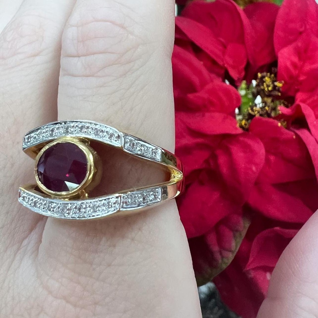 ANILLO RUBÍ y Brillantes en Oro Amarillo y Blanco 18k