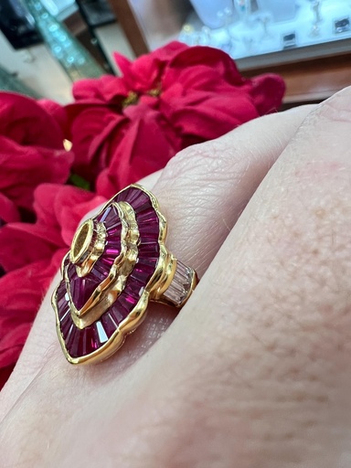 [P 1062] Precioso ANILLO LANZADERA BRILLANTES y Rubís en Oro Amarillo de 18 kilates