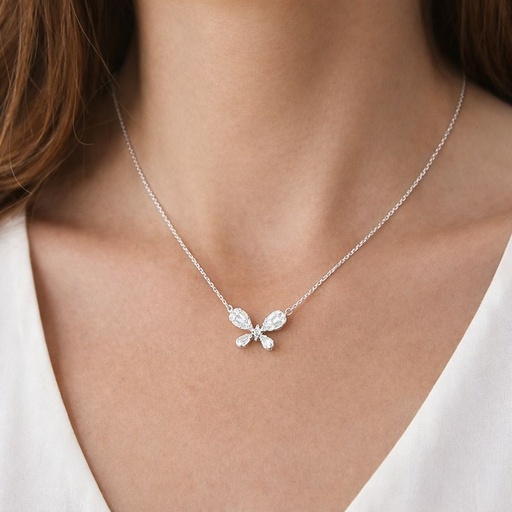 [Col 13] COLLAR de Oro Blanco de 18 Kilates con una Mariposa con Brillantes