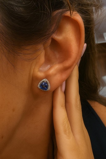 [P 48] PENDIENTES de DIAMANTES y TANZANITA de Oro Blanco de 18 kilates, Diamantes y 2 Tanzanitas, Pendiente 1.6 gramos