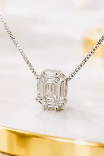 [Col 13] COLGANTE Combinación de 9 BRILLANTES talla Esmeralda en Oro Blanco de 18 Kilates