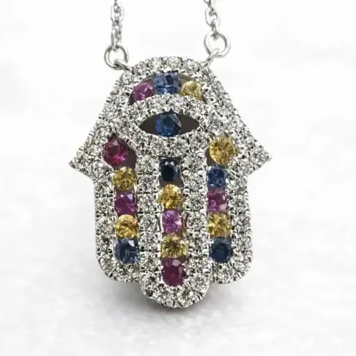 [P 1118] COLLAR Mano con Brillantes, Rubíes y  Zafiros de colores en Oro Blanco de 18 kilates