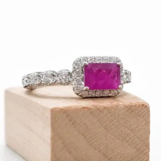 [An 221] ANILLO de RUBÍ  y BRILLANTES de Oro blanco de 18 kilates