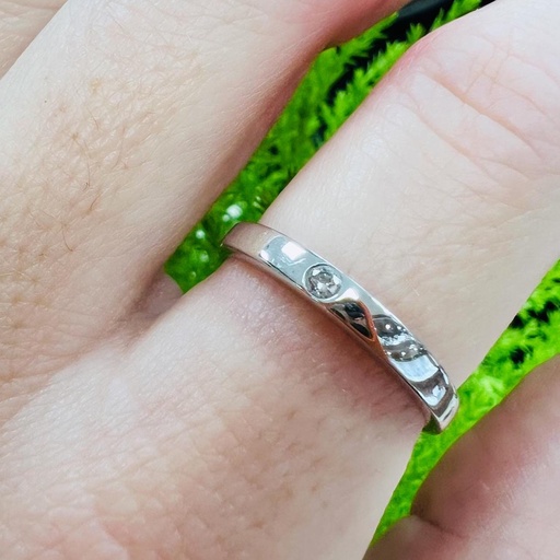 [P 1137] ALIANZA  en Oro Blanco de 18 kilates con un Brillante central de 0.20 ct