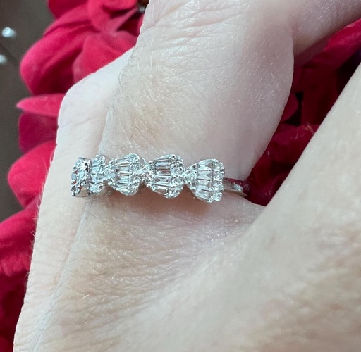 [P 1082] ANILLO DE BRILLANTES en Oro blanco 18 k con 7 Corazones, Anillo de Oro Blanco 18 kilates con Brillantes