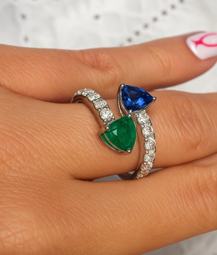 [An 226] ANILLO ORO Blanco de 18 Kilates con Brillantes, Esmeralda y Zafiro