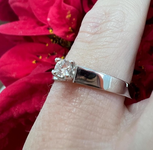 [P 1046] Anillo de Brillante 0.15 kilates, Precioso Solitario de Oro Blanco de 18 kilates