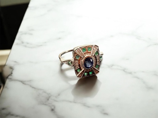 [An 79] ANILLO de Zafiro central rodeado de  Esmeraldas y Brillantes, Precioso anillo de Oro blanco de 18 kilates 