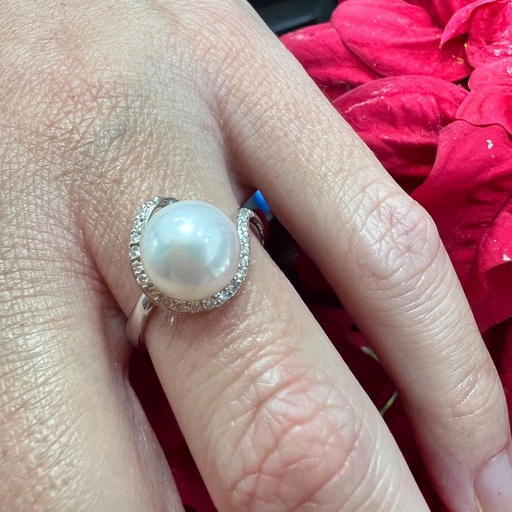[P1095] PRECIOSO ANILLO de PERLA Cultivada Japonesa y Brillantes, Anillo de Oro Blanco de 18 Kilates, Perla y Diamantes