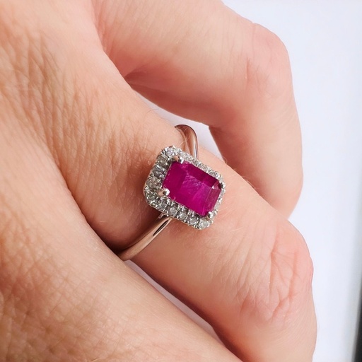 [An 221] ANILLO de RUBÍ  y BRILLANTES de Oro blanco de 18 kilates